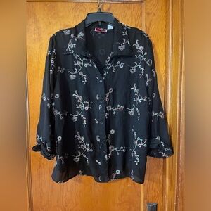 Joanna flowered Button up top Size: 22W